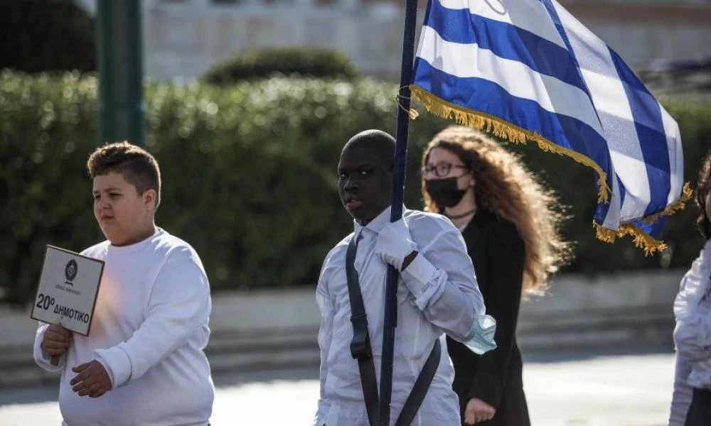 Παρέλαση 28ης Οκτωβρίου-Σύνταγμα: Ο σημαιοφόρος που έκλεψε την παράσταση και το κορίτσι με την μαντήλα